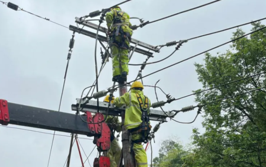 Siklon Senyar Lumpuhkan Jaringan, PLN All Out Bangun Lagi Sistem Tegangan Menengah