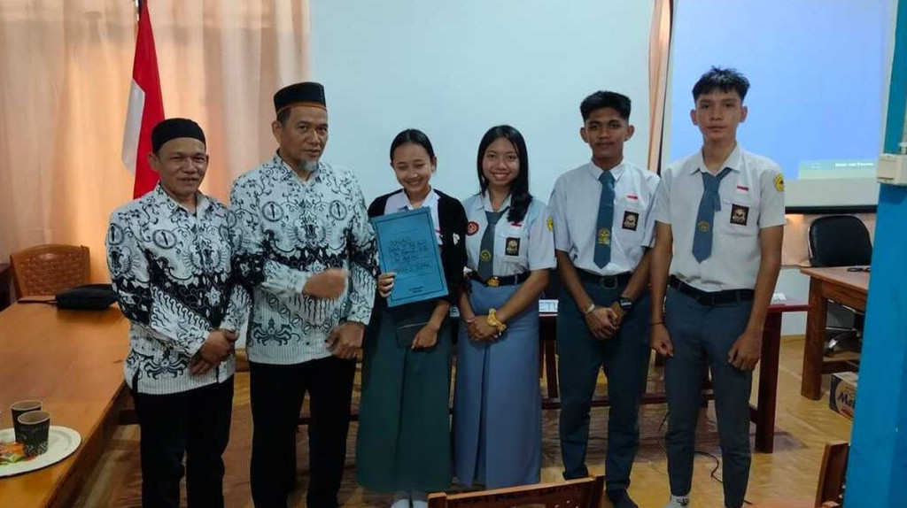 Siswa Galang Donasi untuk Dua Guru yang Dipecat di Luwu Utara