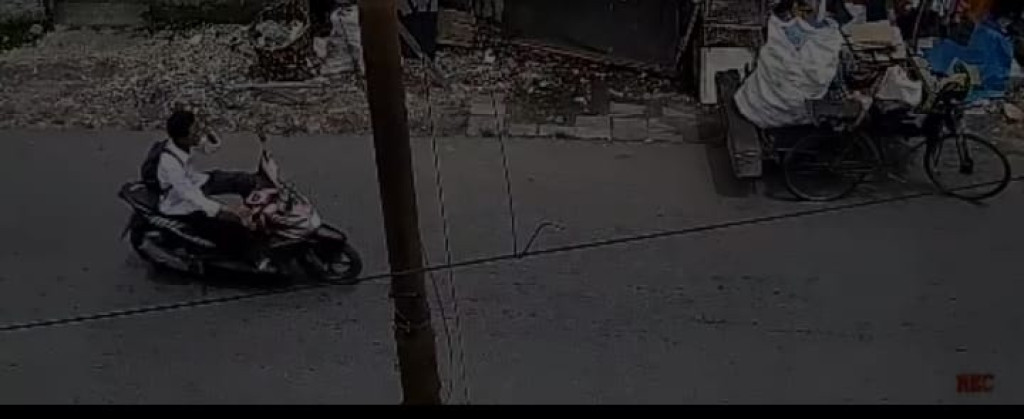 Terekam CCTV, Seorang Pria Nekat Curi Sepeda Motor dari Depan Rumah di Jalan Garuda Medan Denai