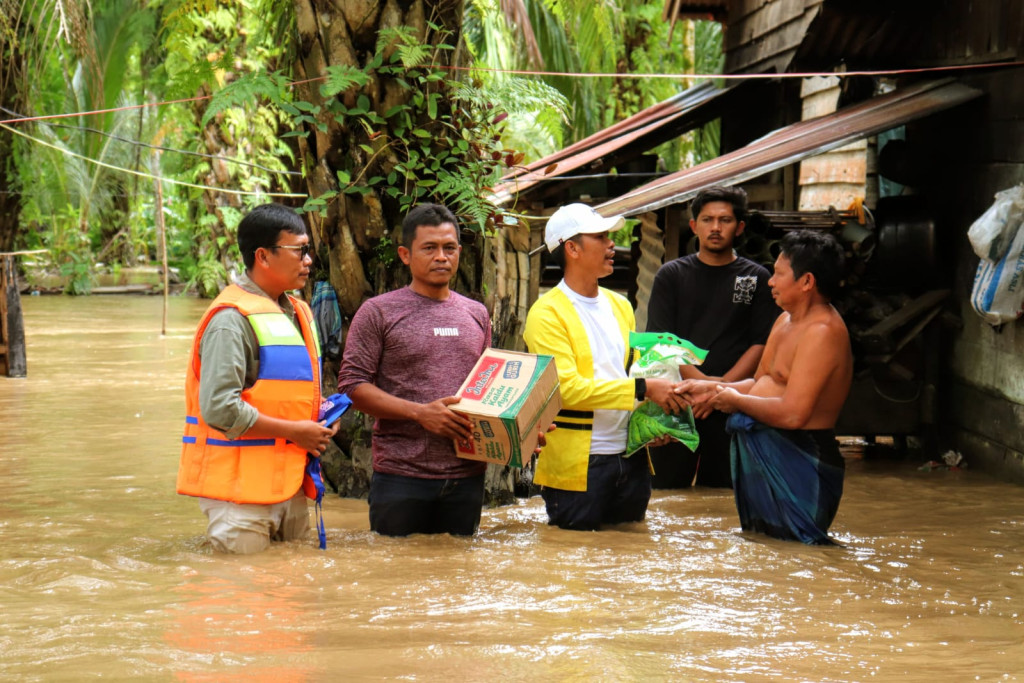 Terobos Banjir, Anggota DPRK Hasbullah Salurkan Bantuan kepada Korban Banjir di Desa Oboh