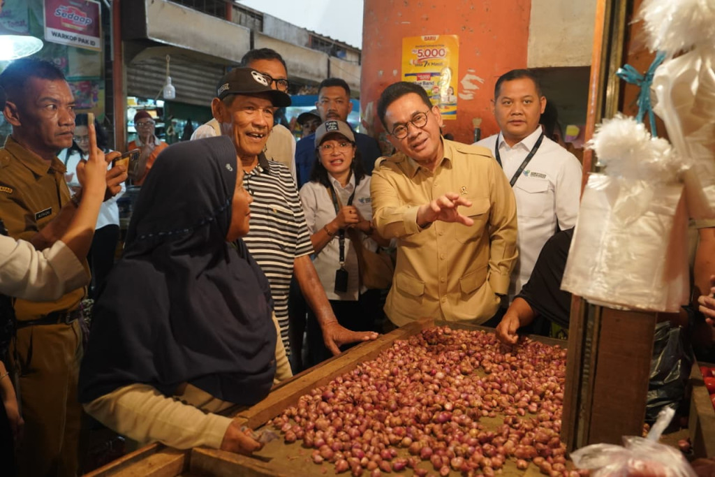 Tinjau Bapok di Pasar Raya Padang,  Mendag Busan Pastikan Stok Cukup dan Harga Stabil Jelang Nataru 2026