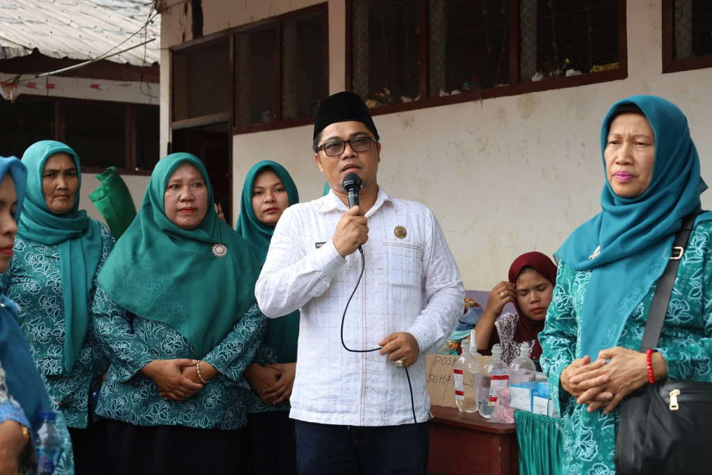 TP PKK Madina Serahkan Bantuan pada Masyarakat Terdampak Banjir di Kecamatan Siabu