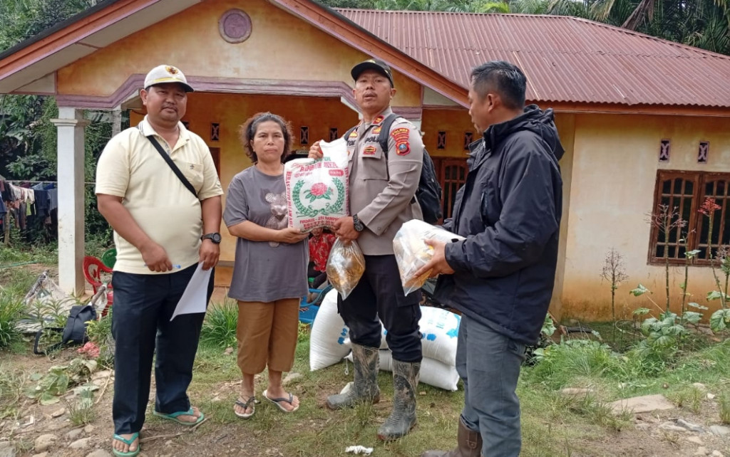 Tragedi Banjir dan Longsor Tapteng: PT TBS Salurkan Bantuan Pangan dan Sandang, 2 Alat Berat Diterjunkan ke Titik-titik Longsor