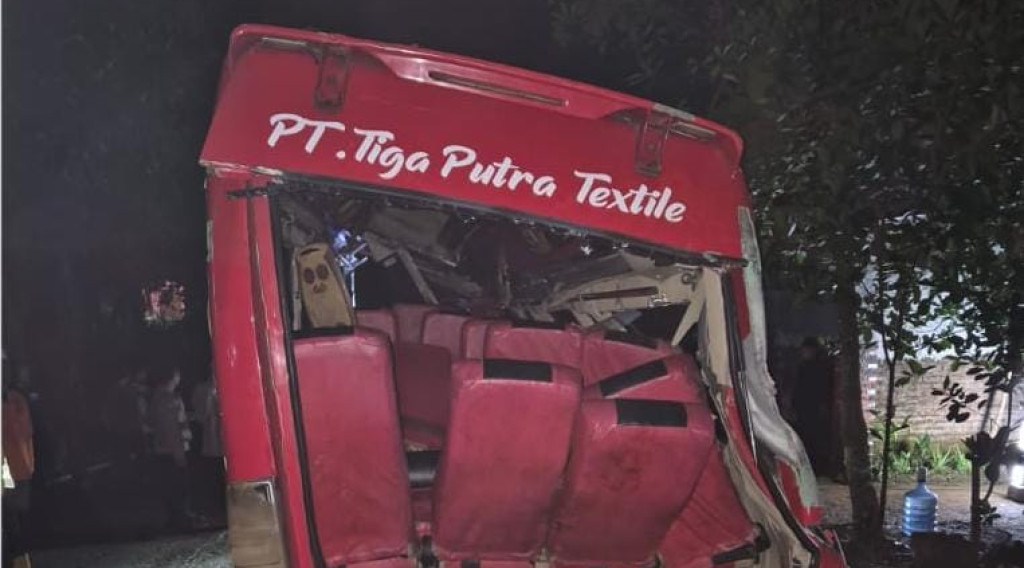 Tragedi di Jalur Malangbong–Wado: Elf Berpenumpang 19 Orang Terguling, Tiga Nyawa Melayang