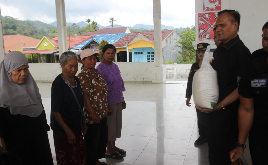 Wabup Pakpak Bharat Serahkan Bantuan Pangan ke Masyarakat