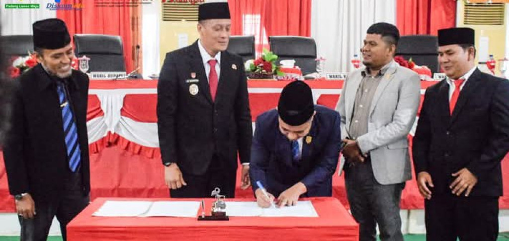 Wakil Bupati Palas Menghadiri Rapat Paripurna DPRD Tentang Kebijakan Umum APBD.