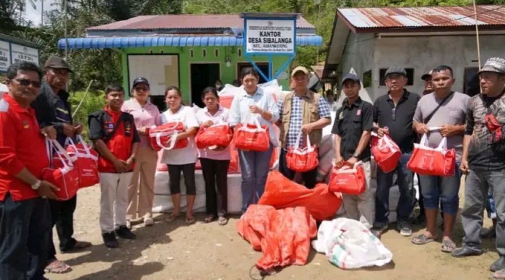 Wakil Bupati Taput Bersama Staff Ahli TP PKK Mengunjungi Lokasi Dapur Umum Desa Lobupining dan Sibalanga