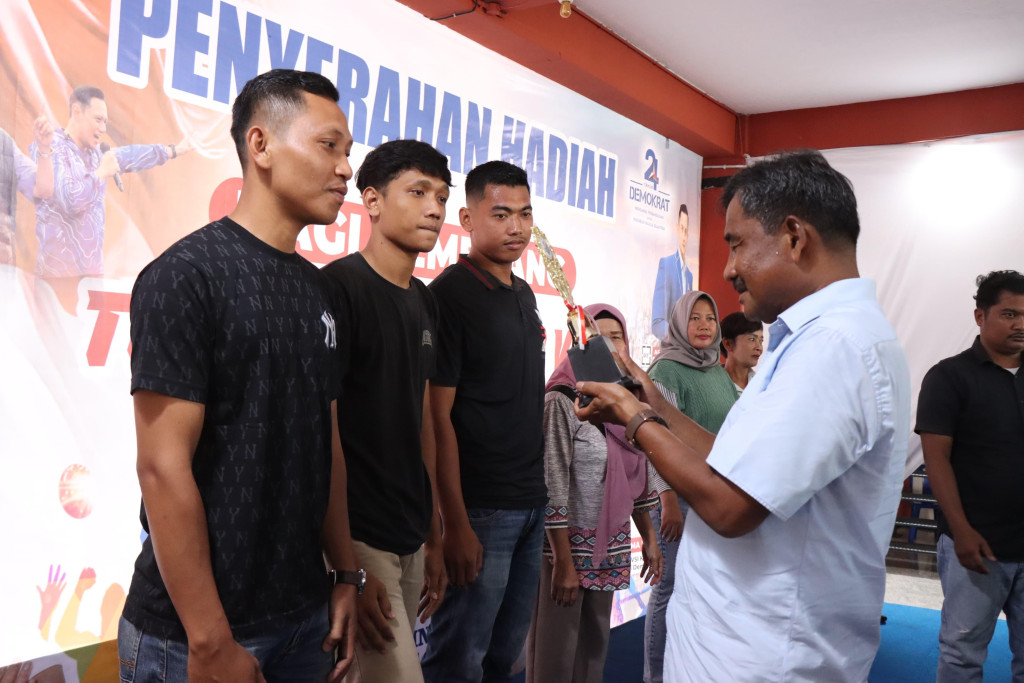 Wali Kota Binjai Serahkan Piala Turnamen Bola Voli AHY Cup 2025