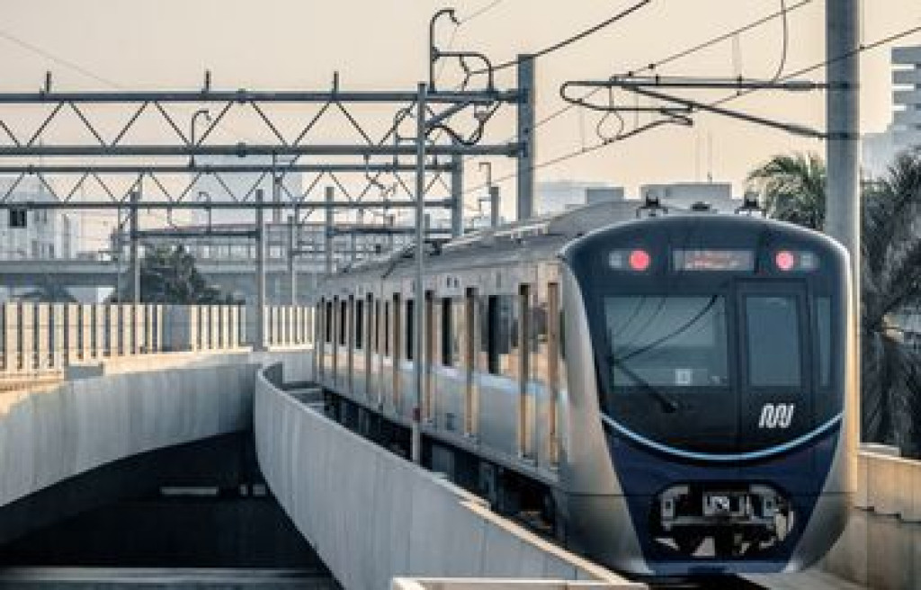 Warga Antusias Daftar Transportasi Umum Gratis di Jakarta, Lansia Rela Antre Panjang