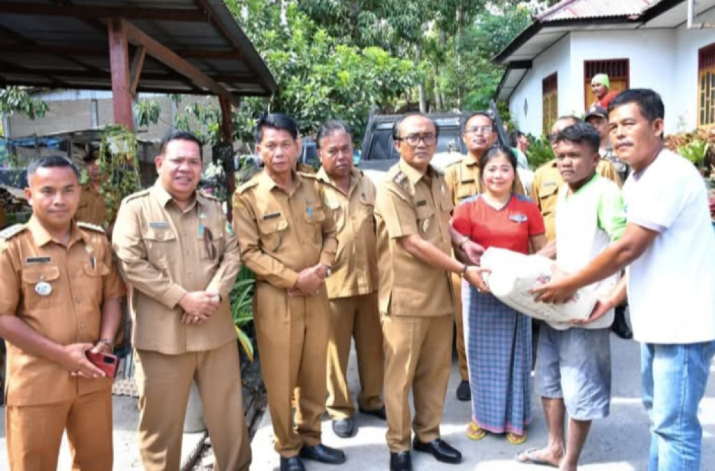 Warga yang Terkena Bencana Angin Puting Beliung Menerima Bantuan dari Pemkab dan Wakil Bupati Samosir.