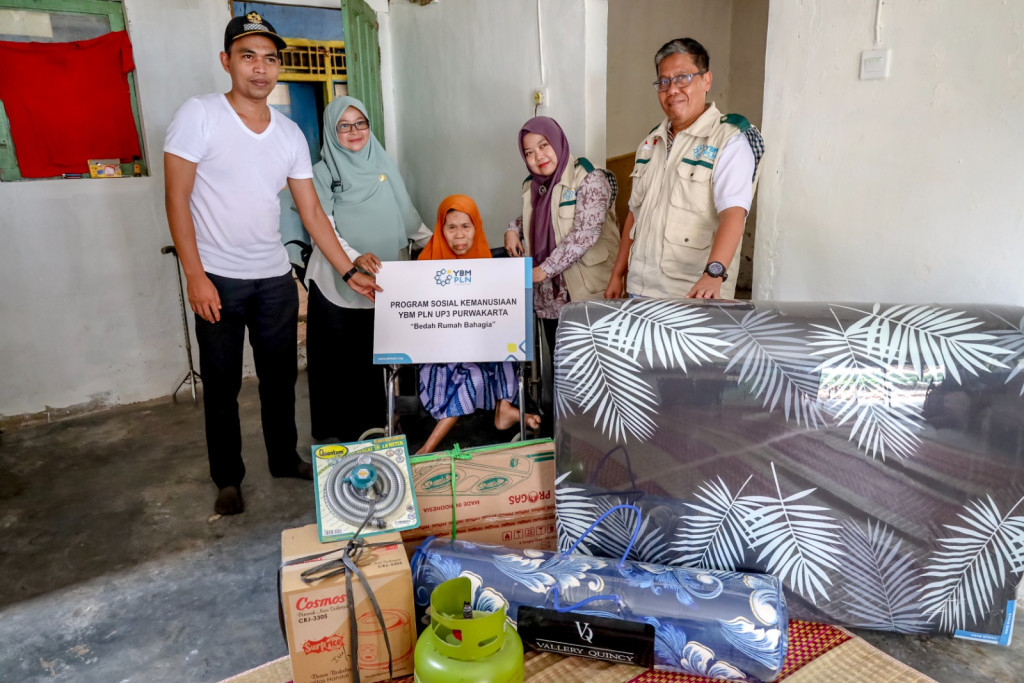 YBM PLN UP3 Purwakarta Wujudkan “Renovasi Rumah Bahagia” Emak Ellim di Momen HLN Ke-80