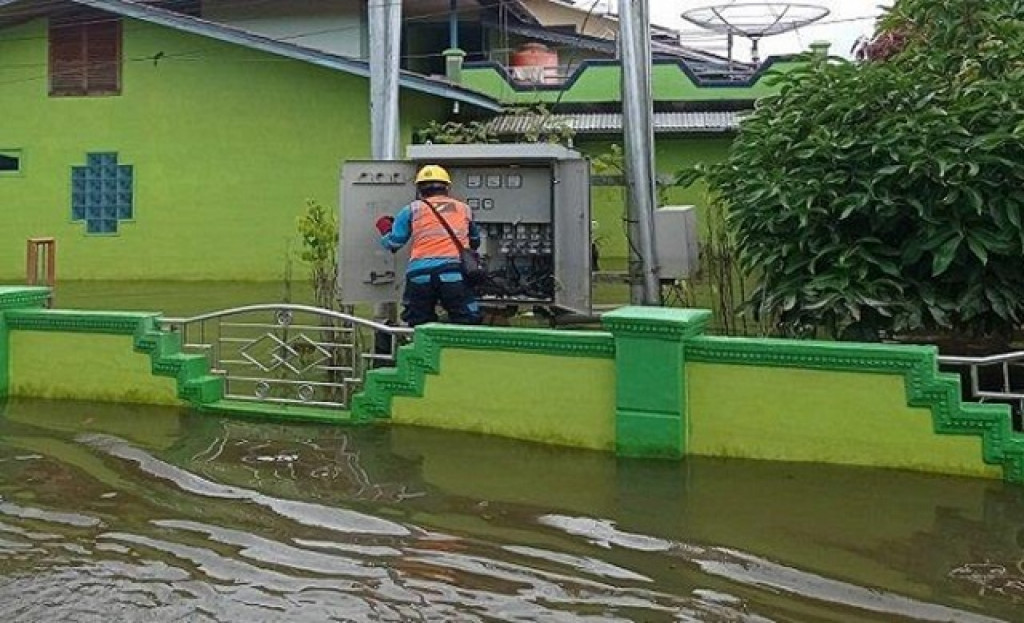 Banjir Melanda, PLN UP3 Sanggau Hentikan Aliran Listrik Sementara