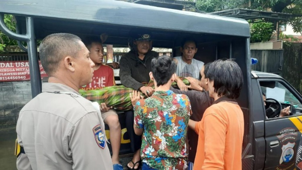 Bocah Tewas Kesetrum Listrik saat Bersepeda di Tengah Banjir Makassar