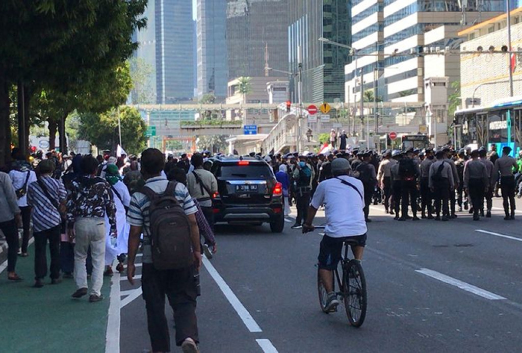 Hindari Massa Reuni 212 di Jalan Wahid Hasyim, Mobil hingga Bajaj Terobos Separator