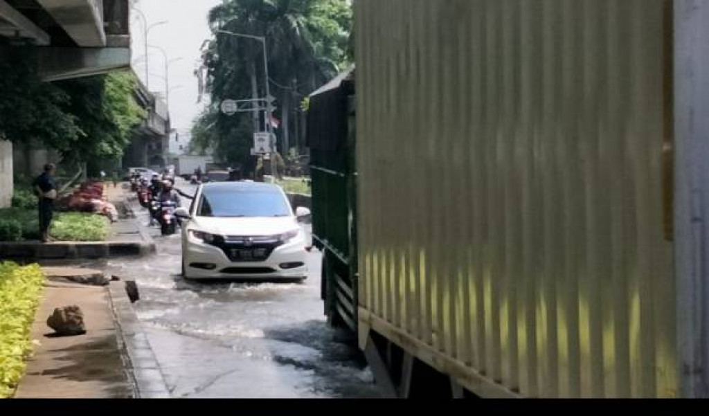 Hujan Deras Guyur Jakbar, Ruas Jalan Kebon Jeruk Terendam - Wahana News