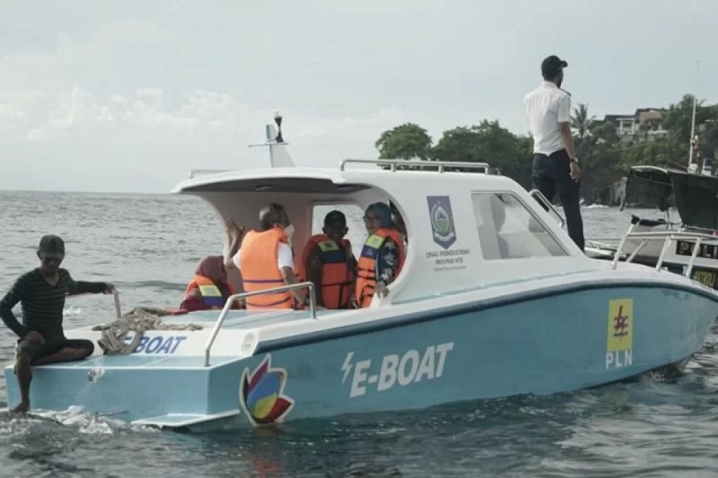 PLN Bersama IKM Lombok Luncurkan Kendaraan E-Boat Listrik