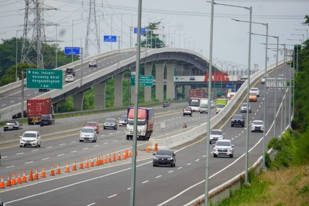 Ramai! Ratusan Ribu Kendaraan Keluar dari Jakarta saat Natal