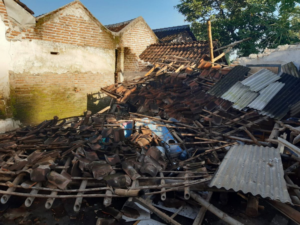 Rumah Hancur Digoyang Gempa 5,1 Di Jember