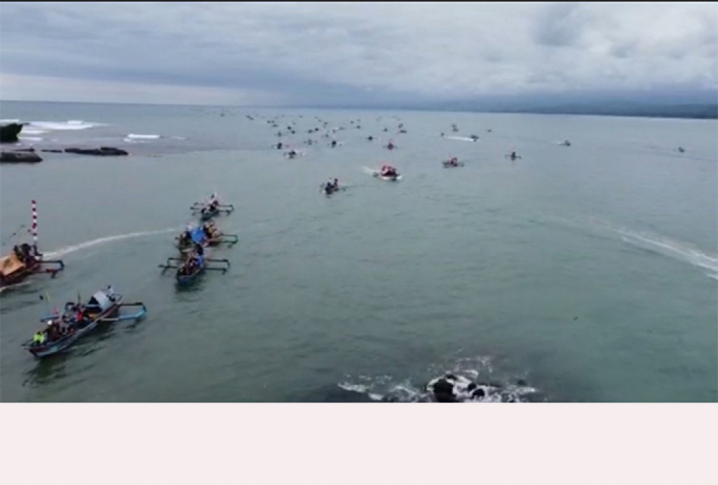 Ratusan Perahu Nelayan Konvoi Menggelar Acara Hajat Laut Pantai Selatan