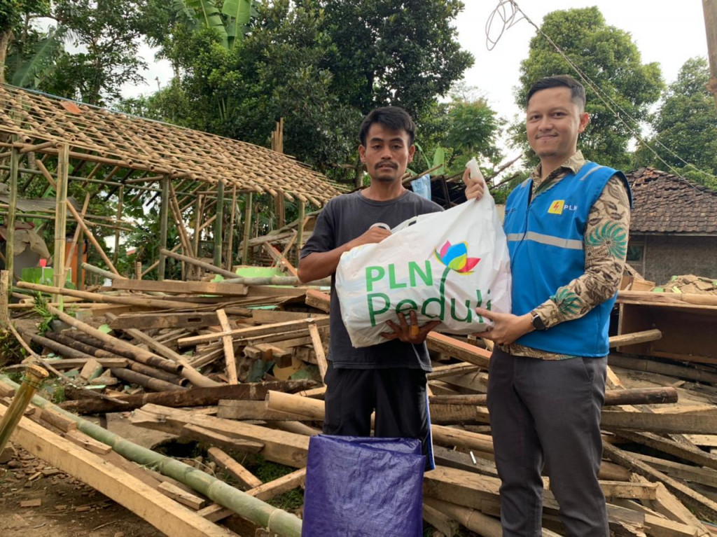 Relawan PLN Salurkan Bantuan ke Daerah Terparah Dampak Gempa Cianjur