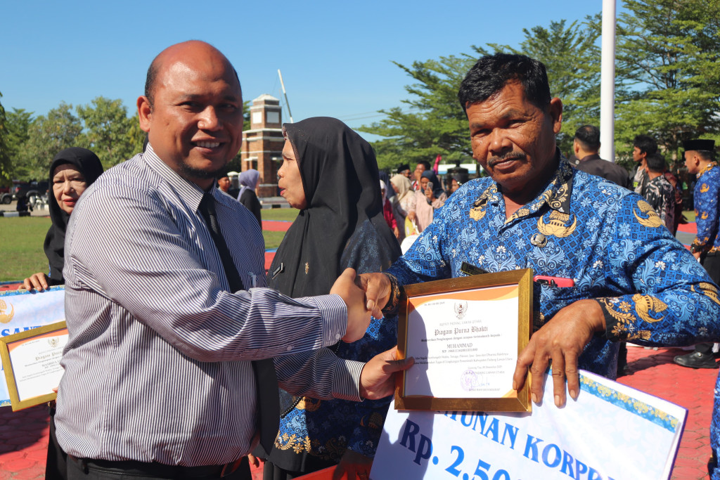 10 ASN Memasuki Masa Pensiun, Terima Penghargaan dari Pemkab Paluta