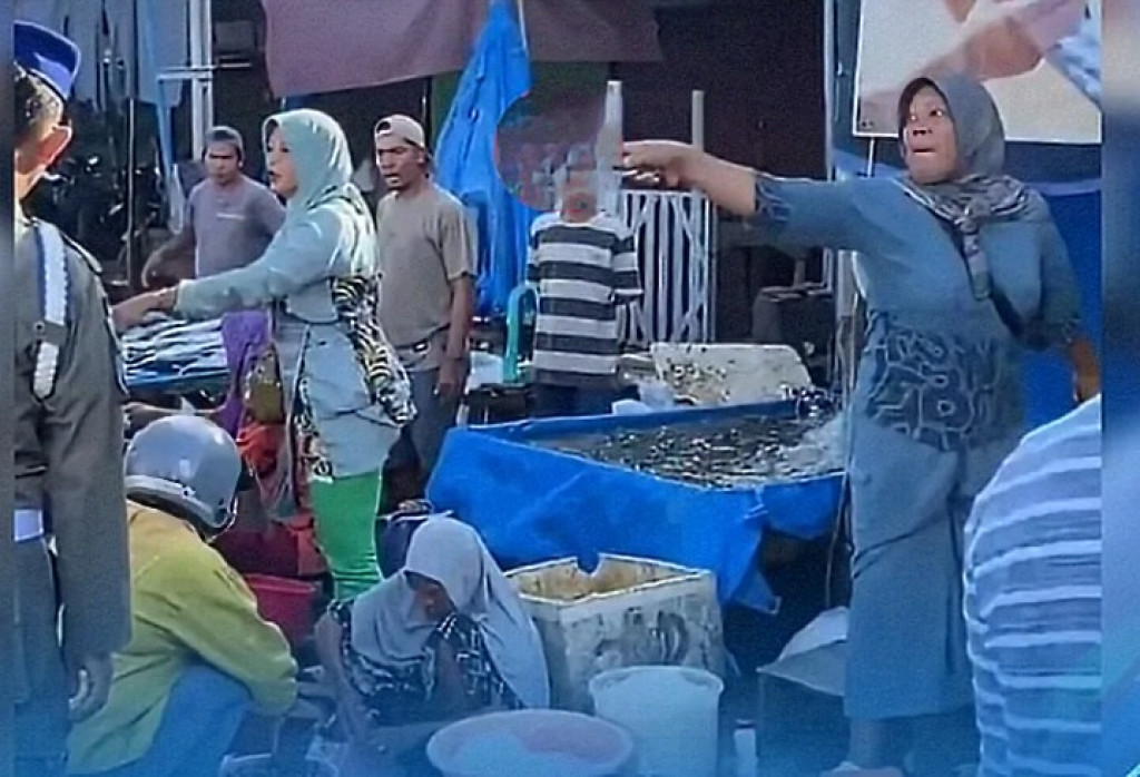 Wali Kota Bengkulu Ajak Warga Belanja di Dalam Pasar