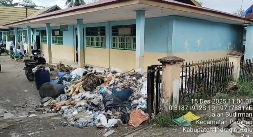 Sampah Menggunung di MTs Miftahul Jannah Peranap, Tanggung Jawab Kepsek Dipertanyakan