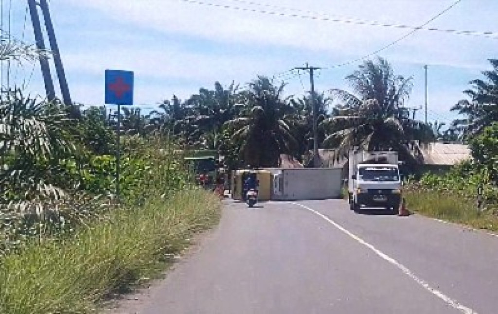 Colt Diesel Distributor Makanan Alami Kecelakaan di Desa Bintunan, Sopir Selamat