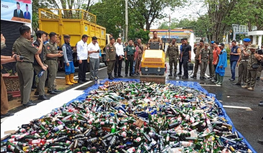 2.200 Botol Miras Digilas di Halaman Kantor Bupati, Muara Enim Tegaskan Perang Terbuka Jelang Tahun Baru