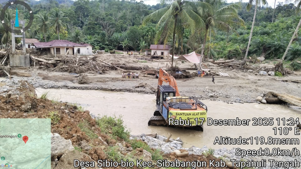 Akses Desa Sibio-bio Tapteng Buka Setelah 22 Hari Terisolir, Alat Berat dari PT TBS Bantu Buka Jalan dan Bersihkan Sekolah