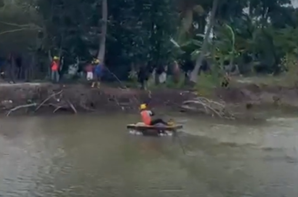 Akses Jalan di Pasi Aron Aceh Berubah Jadi Sungai, PLN Tetap Maju Angkut Tiang Besi