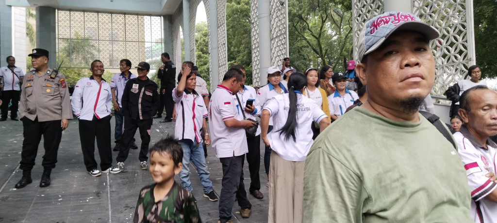 AMSBPBS Desak Penetapan Bencana Nasional, Massa Sempat Berteduh di DPRD Sumut Saat Hujan