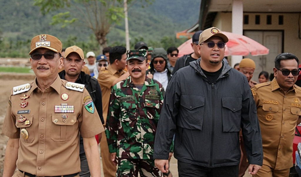 Andre Rosiade Salurkan 5.000 Paket Sembako untuk Korban Bencana di Pesisir Selatan, Bupati Hendrajoni Apresiasi