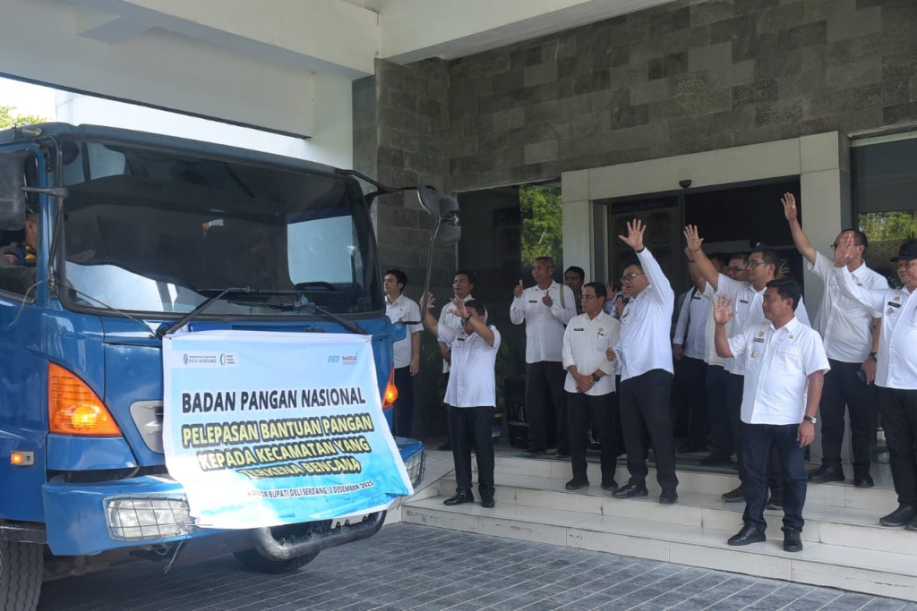 Badan Pangan Nasional Salurkan Bantuan Kepada Warga Deli Serdang Yang Terdampak Banjir Dan Longsor