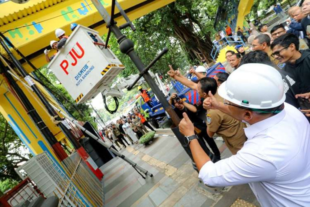 Bandung Mulai Turunkan Kabel Udara, Program Ducting Bawah Tanah Target Rampung 2027