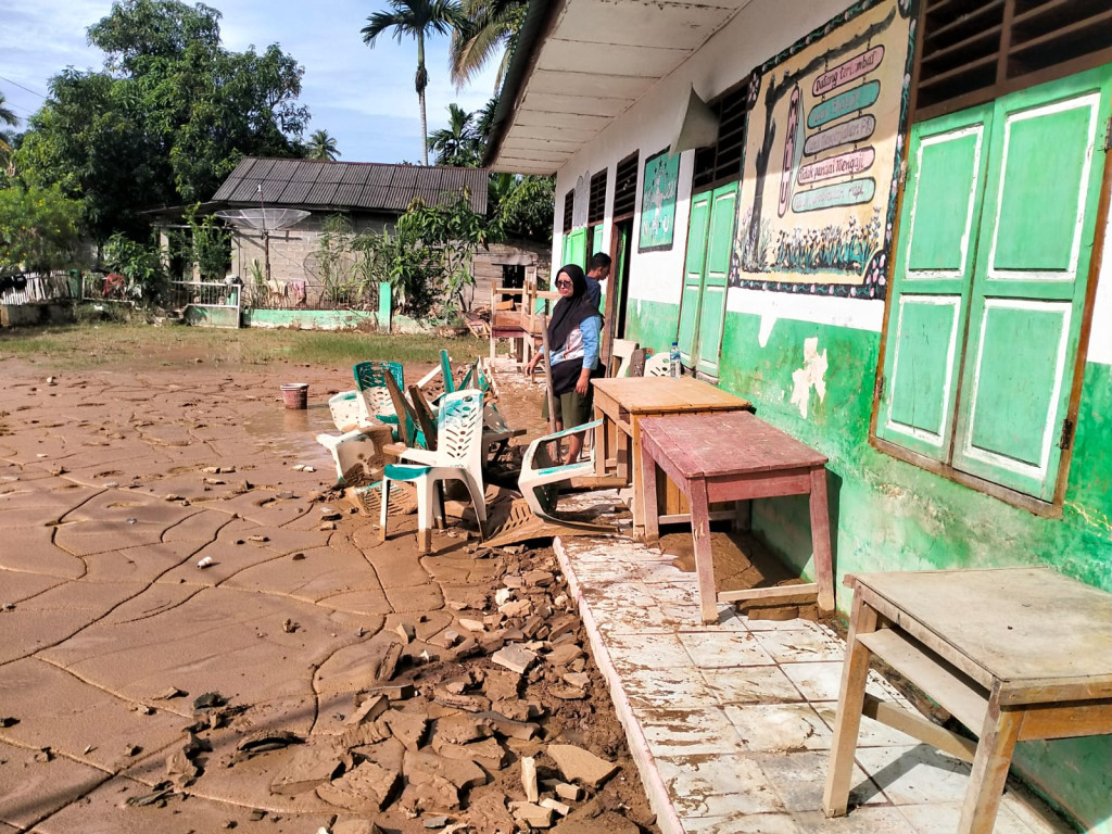 Banjir Bandang Rusak Gedung MIS NU Pasar Sorkam