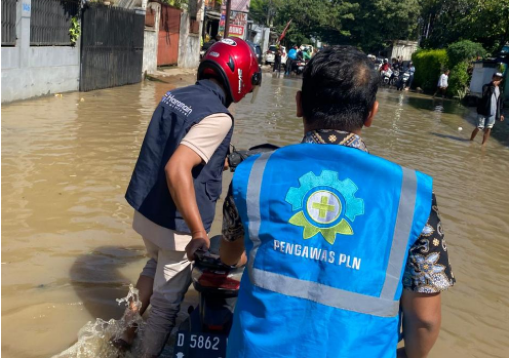 Banjir Tak Padamkan Kepedulian, PLN UP3 Bandung Tebar Energi Baik Lewat Jumat Berkah