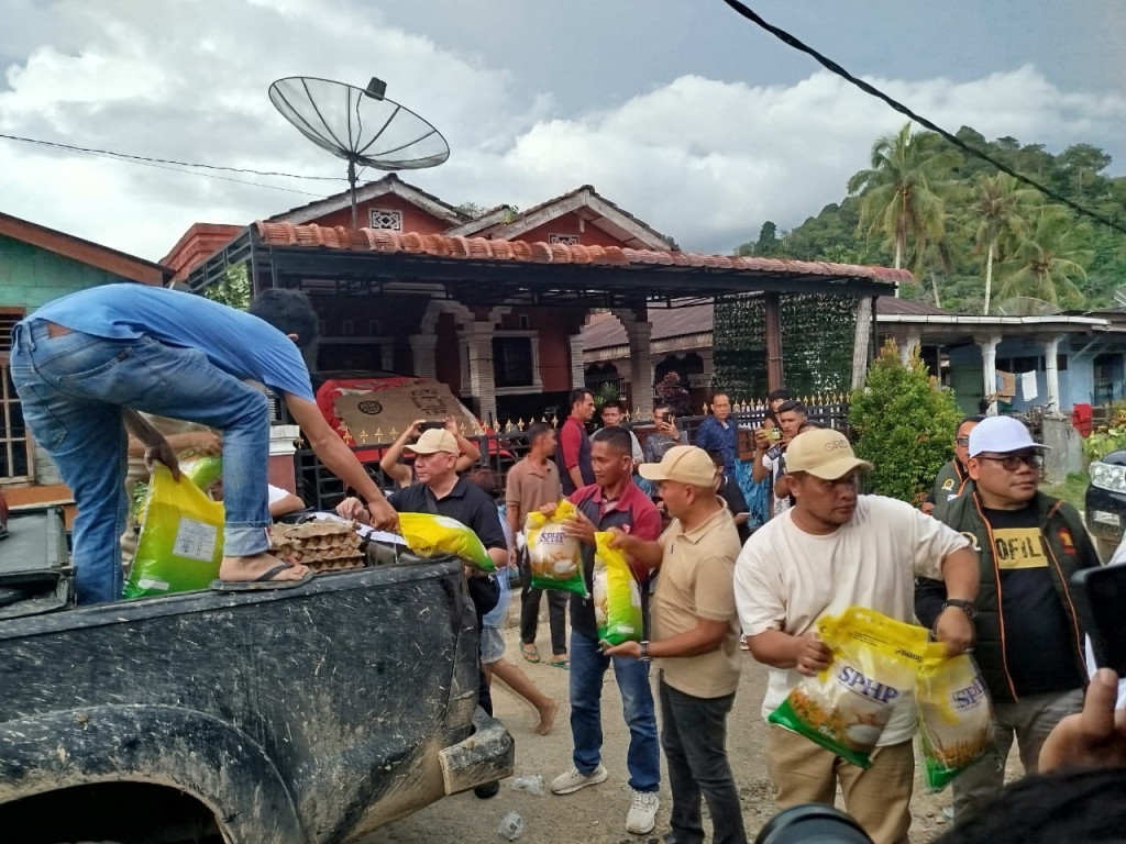 Bantuan Kemanusiaan Gerindra Tembus Sibabangun Lewat Medan Sulit