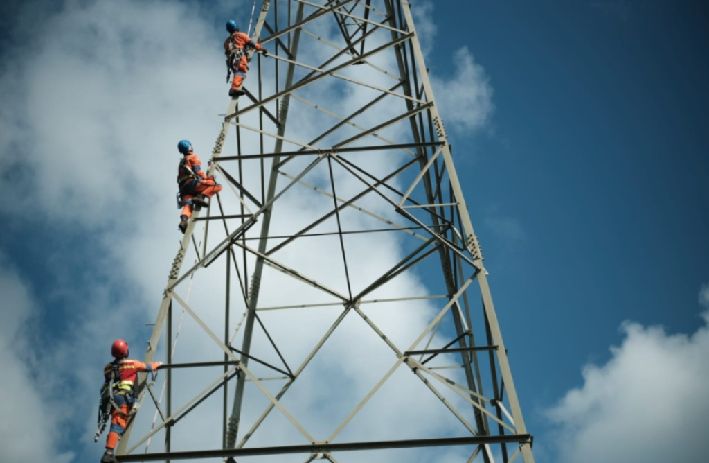 Bergelantungan di Ketinggian, Aksi Heroik Petugas PLN di Aceh Viral dan Banjir Apresiasi