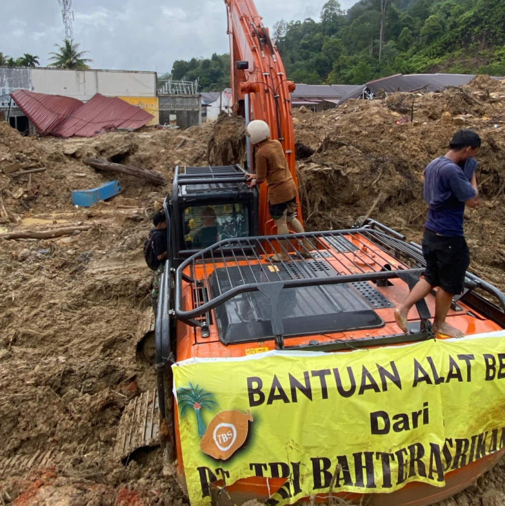 Berkat Dua Satwa K-9 Polri, Escavator Milik PT TBS Temukan Jenazah Korban Longsor Pandan Permai