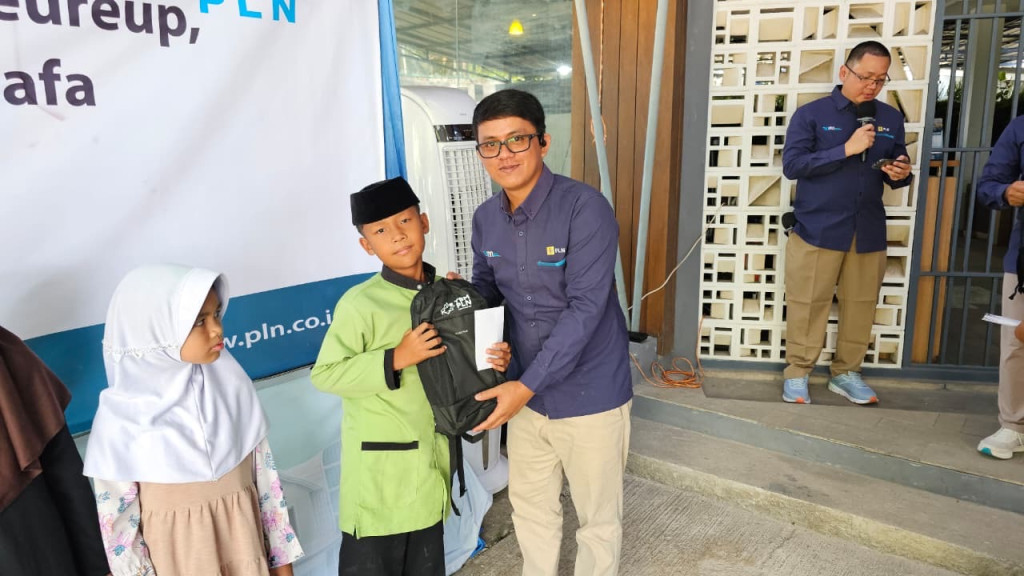 Bersama YBM, PLN Gunung Putri Beri Santunan dan Bantuan Alat Sekolah untuk Anak Yatim & Dhuafa