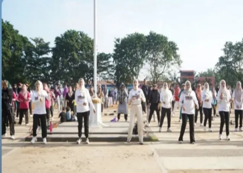 Bunda PAUD Labusel Ny. Indah Fery Simatupang Ajak Guru Se-Labusel Ikuti Senam Bersama Peringati Hari Guru dan HUT PGRI ke-80