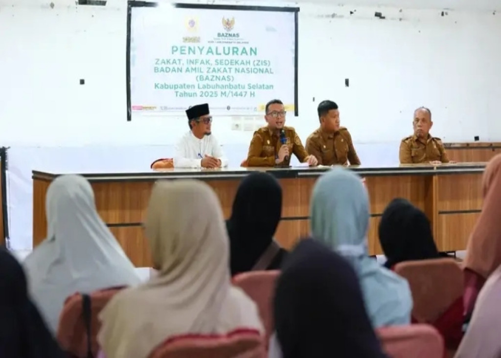 Bupati Labusel Serahkan Bantuan ZIS BAZNAS untuk Program Lansia dan Pendidikan