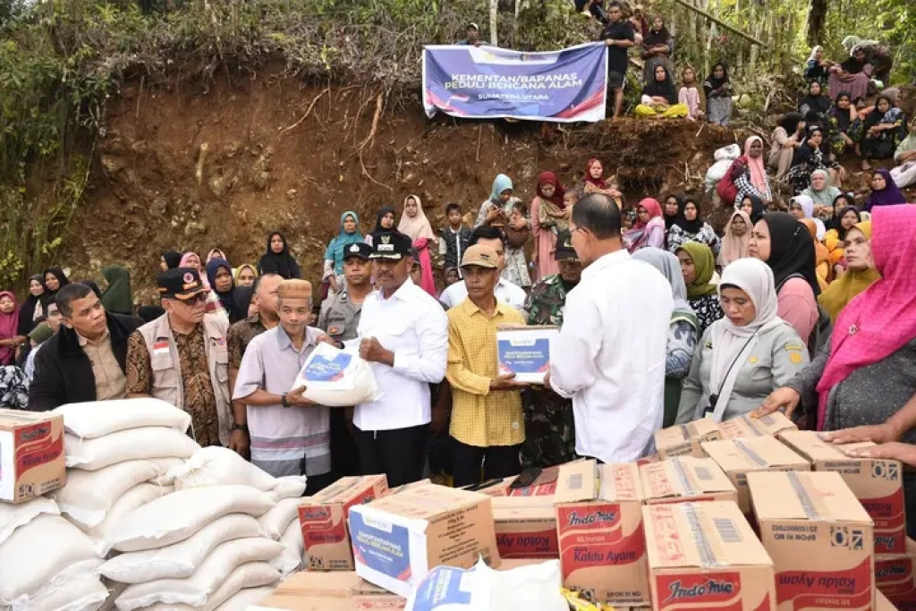 Bupati Madina Salurkan Bantuan kepada Warga Terisolasi di Banjar Melayu