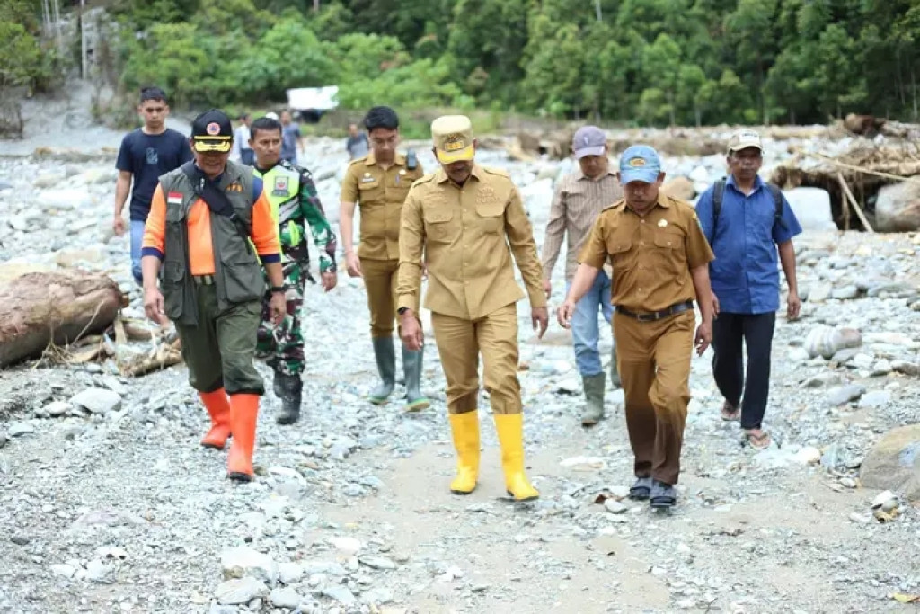 Bupati Madina Tempuh Jalan Terjal Sepanjang 7,2 Km Bawa Bantuan untuk Warga BATAHAN Kotanopan