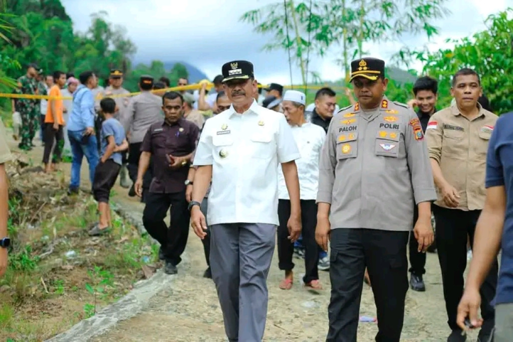 Bupati Madina Tinjau Longsor Jalan Banjar Melayu, Ribuan Warga Terisolir