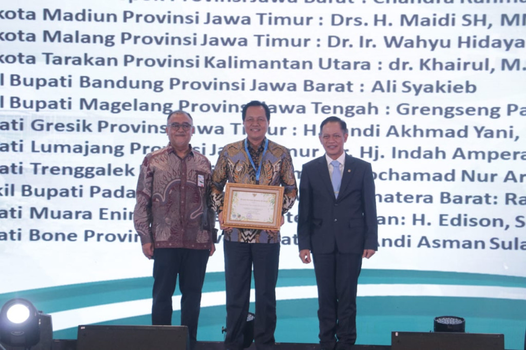 Bupati Muara Enim Edison Dianugerahi Piagam Pembina ProKlim, Desa Harapan Jaya Sabet ProKlim Utama 2025