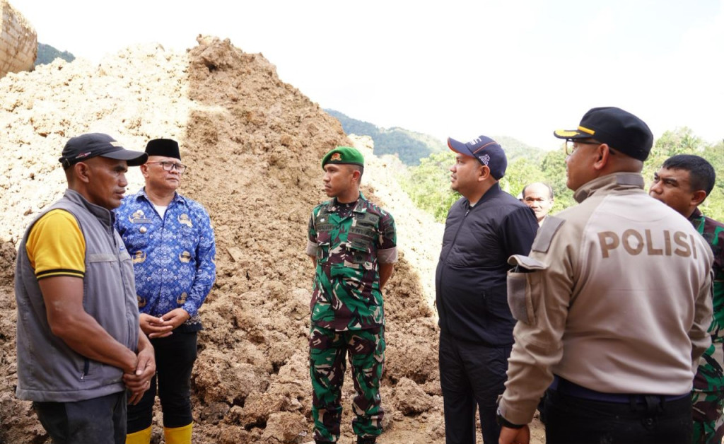 Bupati Pakpak Bharat Tinjau Kondisi Longsor di Simerpara