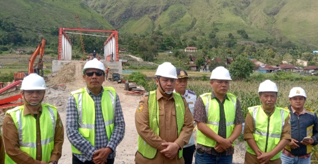 Bupati Samosir Lakukan Kunjungan ke Pembangunan Lanjutan Jembatan Sitapigagan di Bona. Dolok