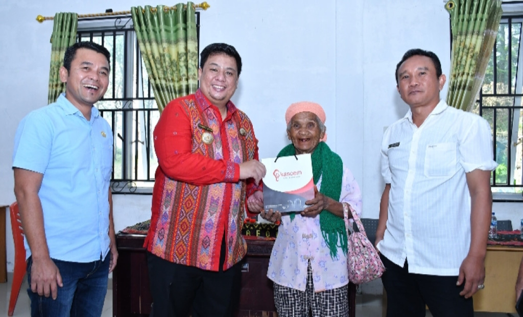 Bupati Samosir Salurkan Bantuan Pada Masyarakat berkebutuhan khusus